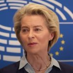 Ursula von der Leyeen vor EU Flagge