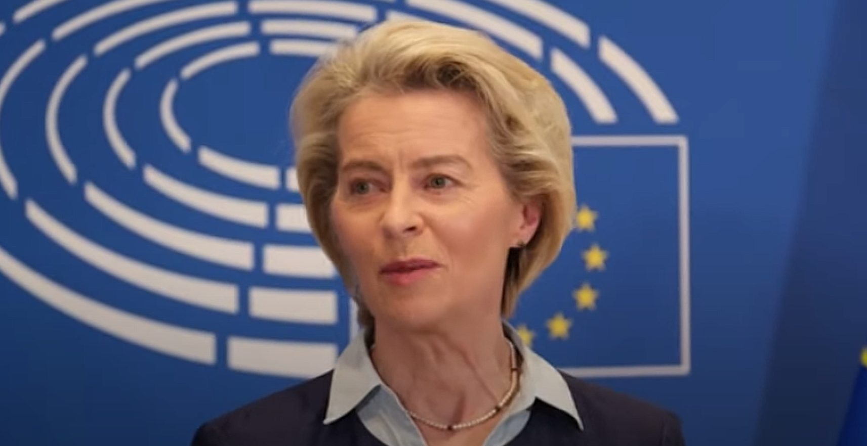 Ursula von der Leyeen vor EU Flagge