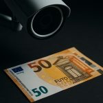 50 euro Geldschein der von einer Kamera beobachtet wird